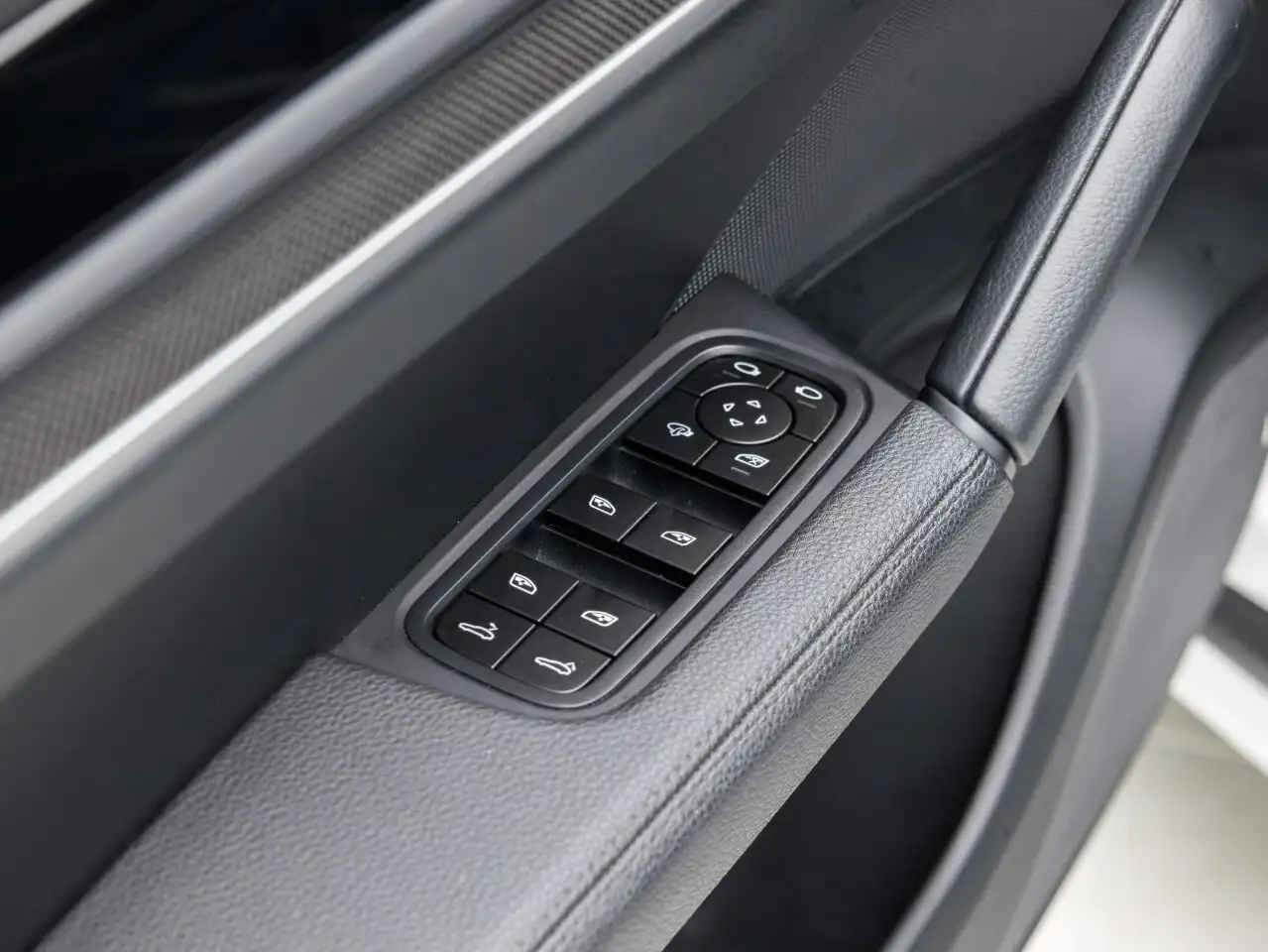 Porsche Cayenne - Image 22