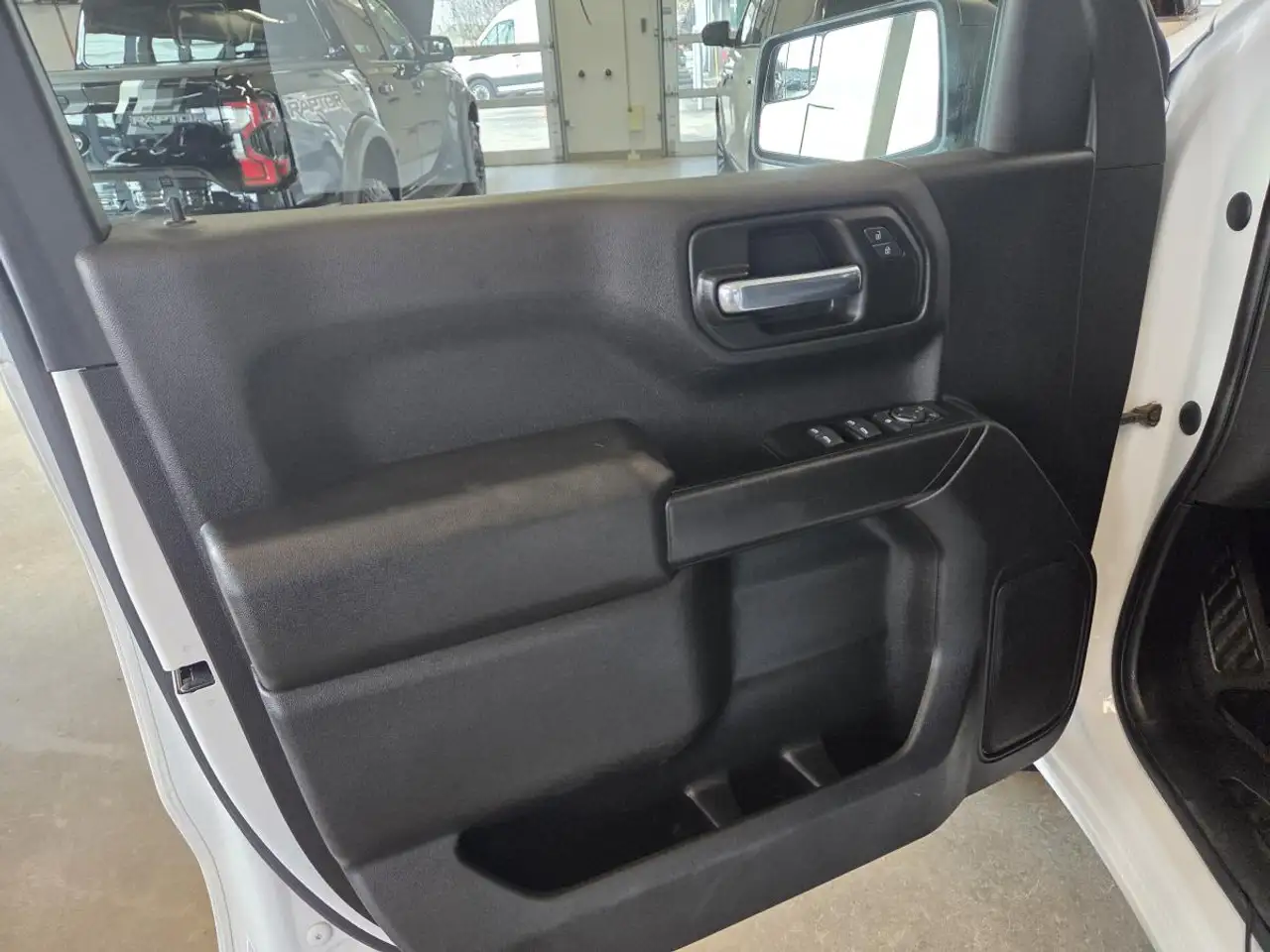 Chevrolet Silverado 1500 - Image 13