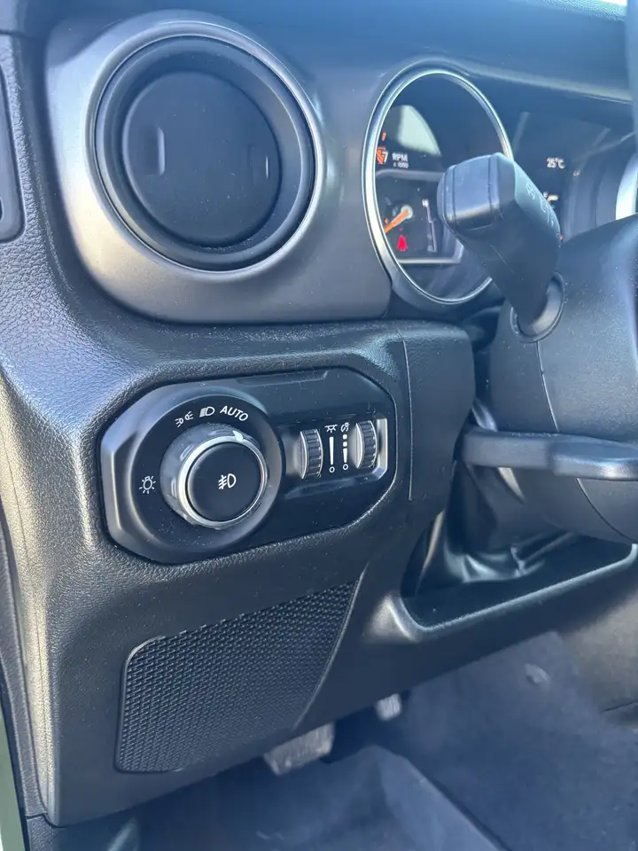 Jeep Wrangler - Image 16