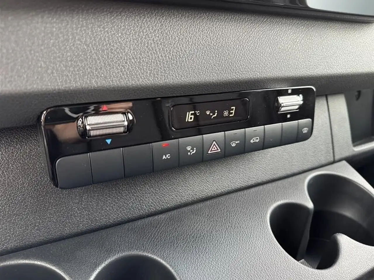Mercedes-Benz Sprinter - Image 16