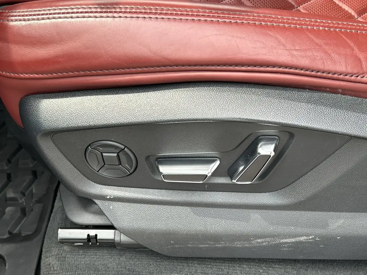 Audi SQ8 - Image 20