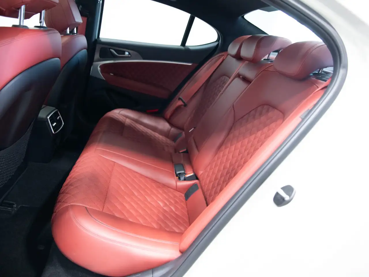 Genesis G70 - Image 34
