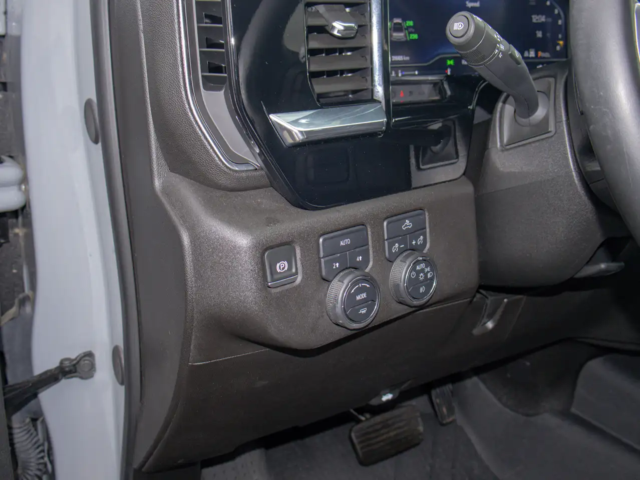 Chevrolet Silverado 1500 - Image 20