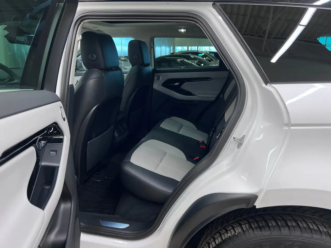 Land Rover Range Rover Evoque - Image 24