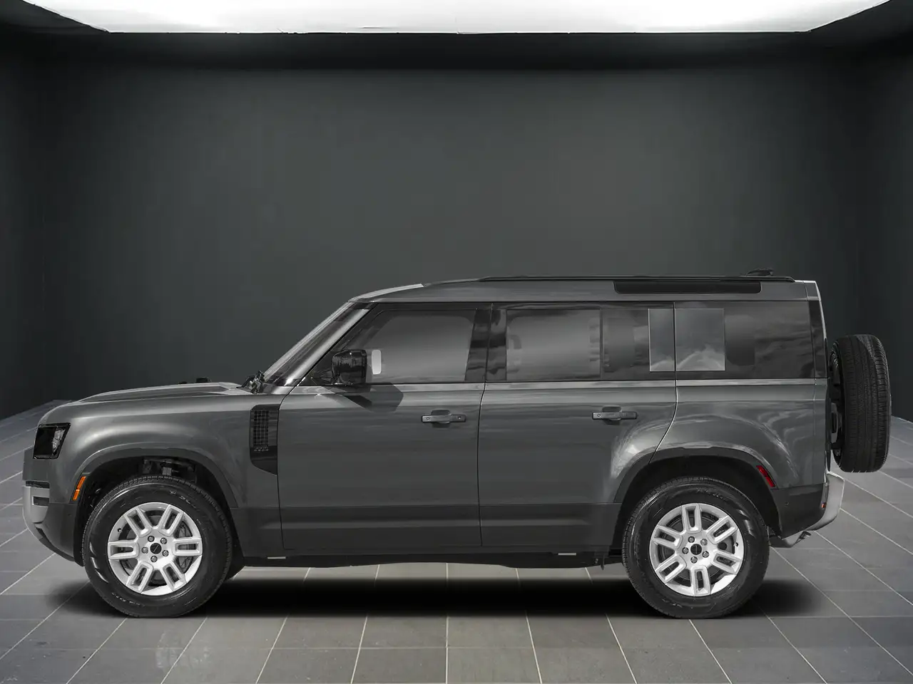 Land Rover Defender - Image 2