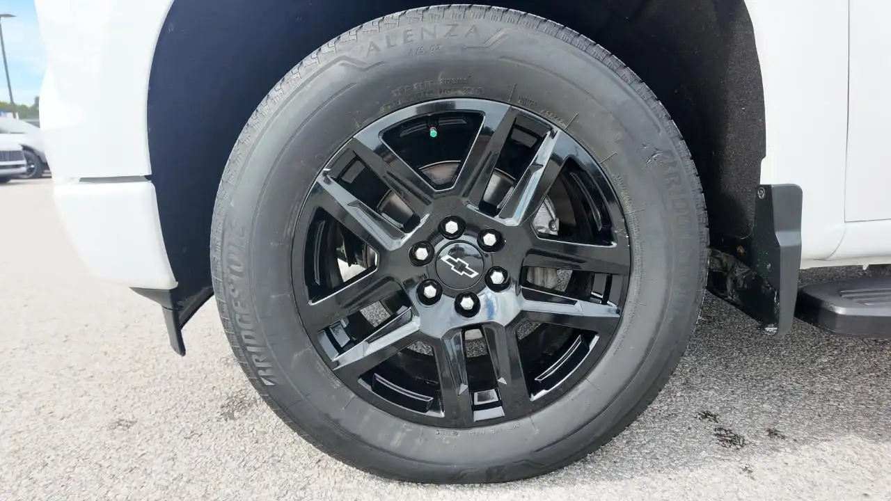 Chevrolet Silverado 1500 - Image 10