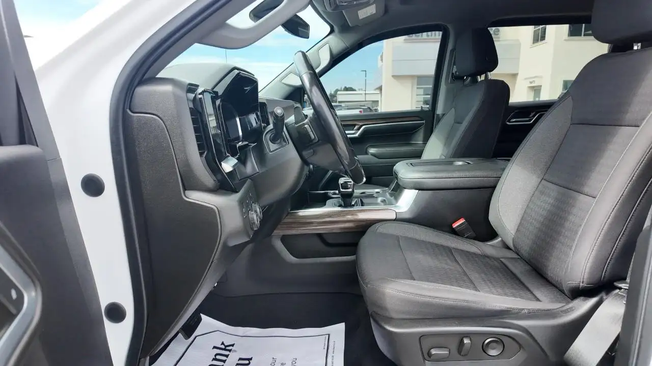 Chevrolet Silverado 1500 - Image 12