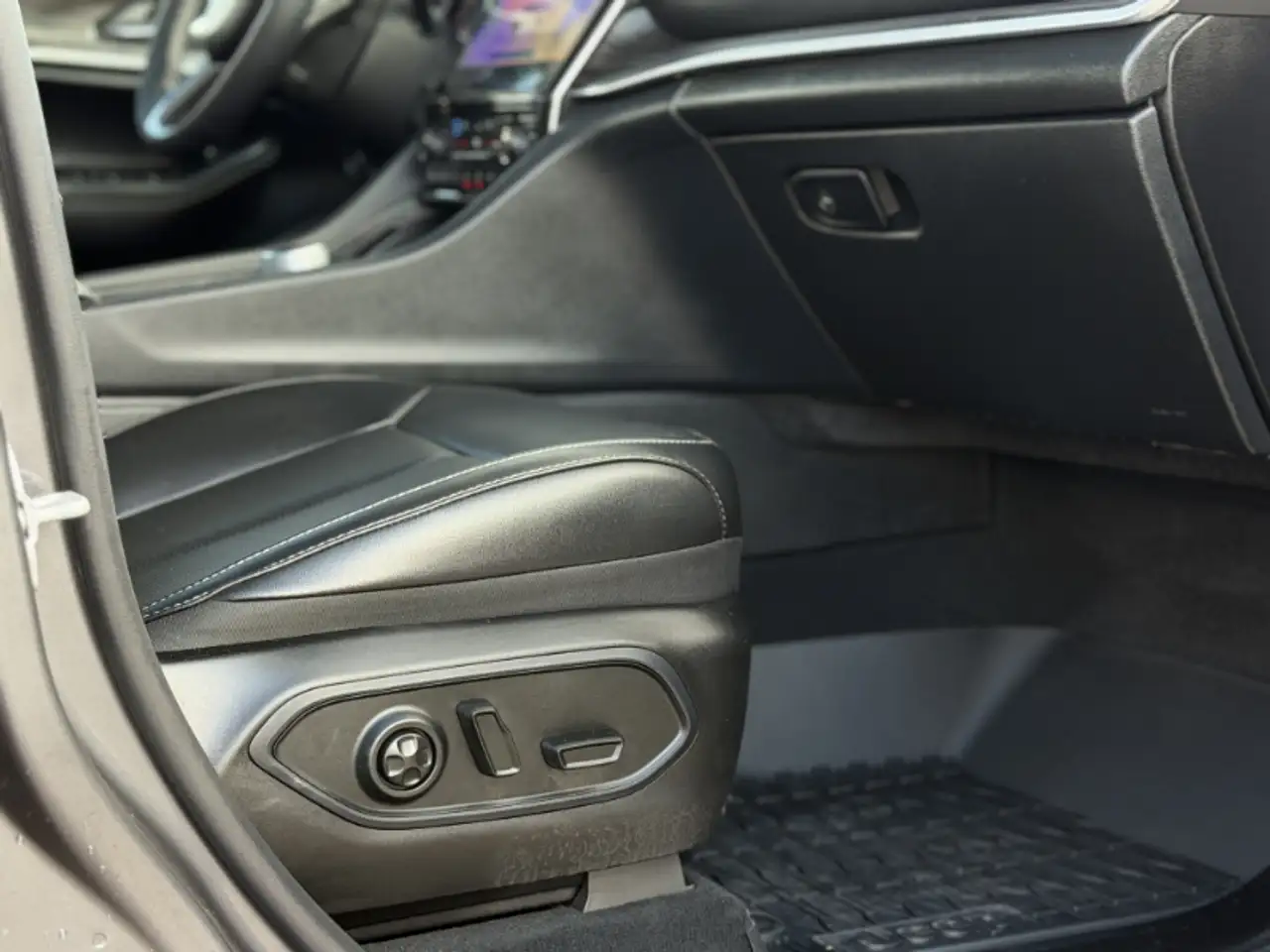 Jeep Grand Cherokee - Image 19