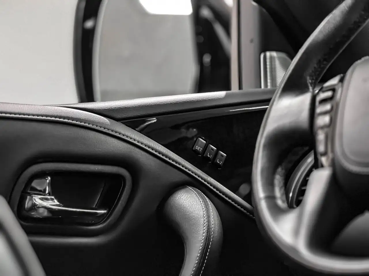 Infiniti QX80 - Image 21