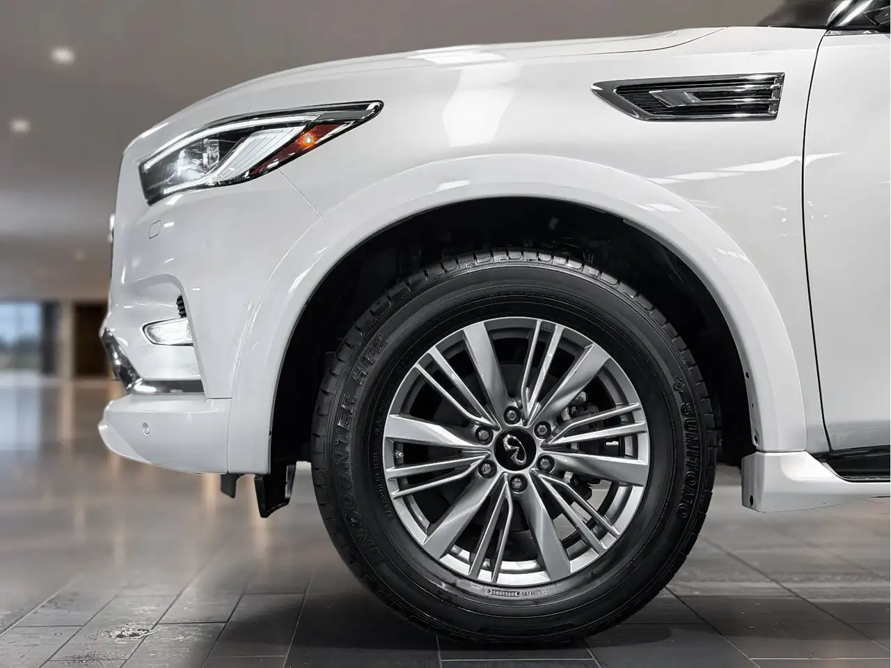 Infiniti QX80 - Image 11