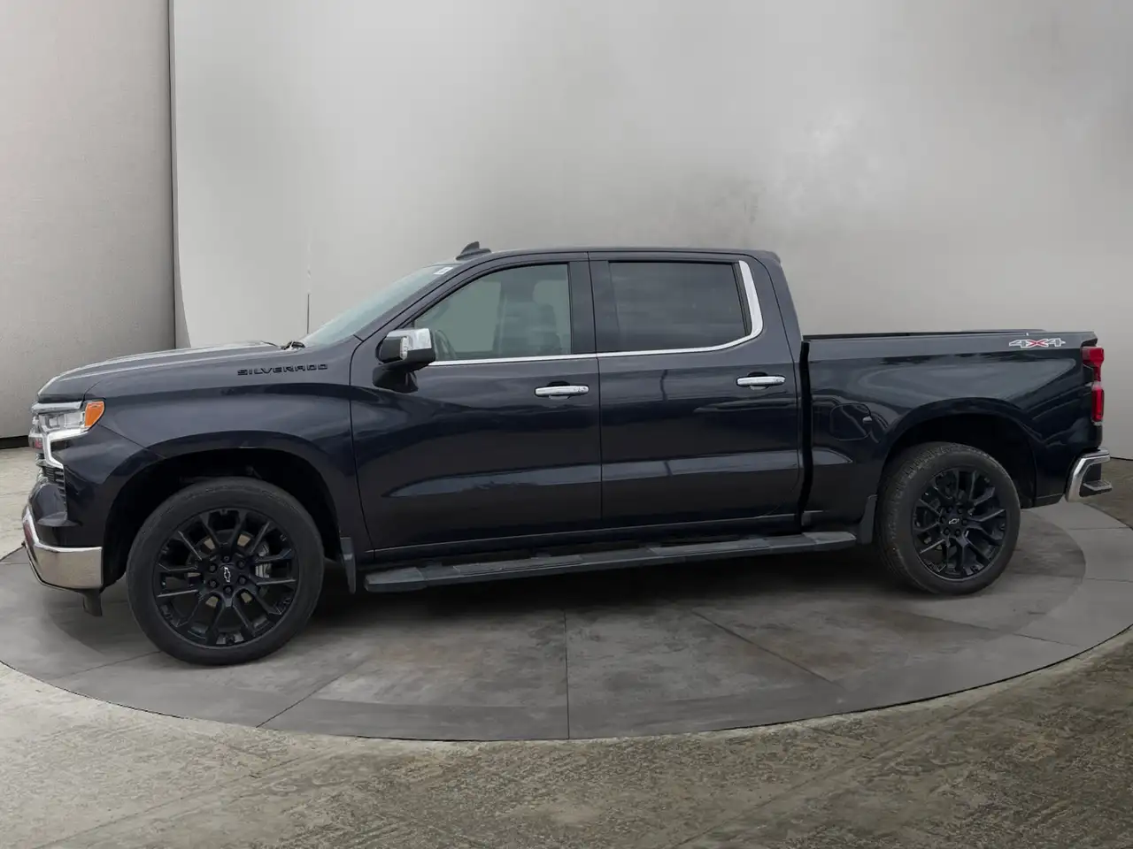 Chevrolet Silverado 1500 - Image 2