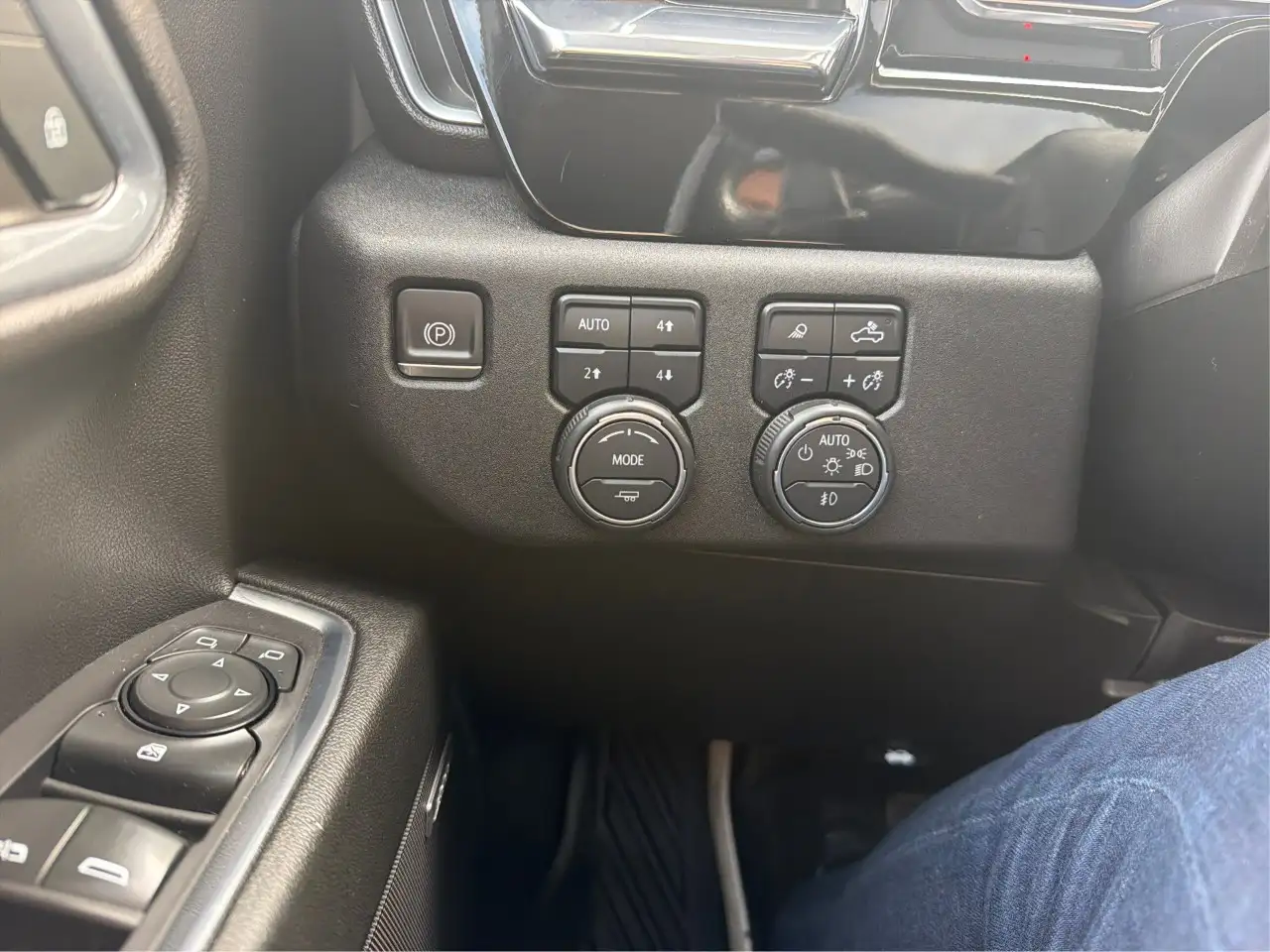 Chevrolet Silverado 1500 - Image 19