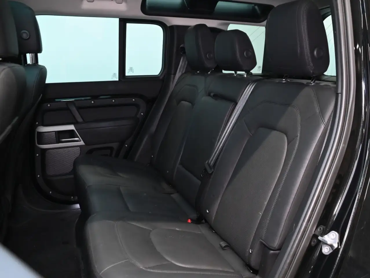Land Rover Defender - Image 4