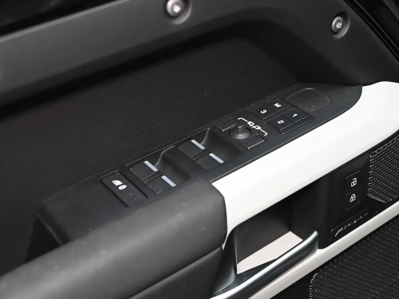 Land Rover Defender - Image 11