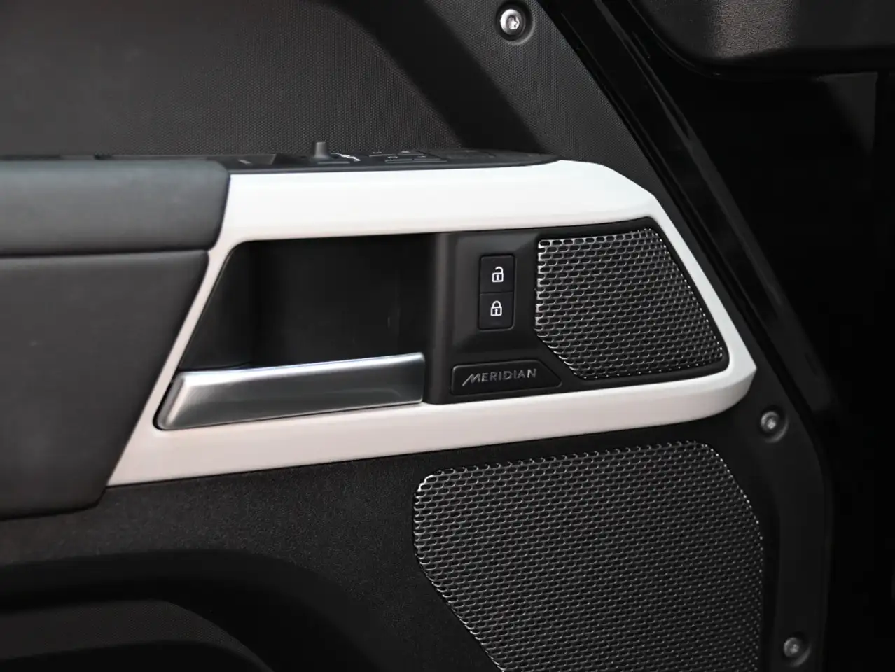 Land Rover Defender - Image 12