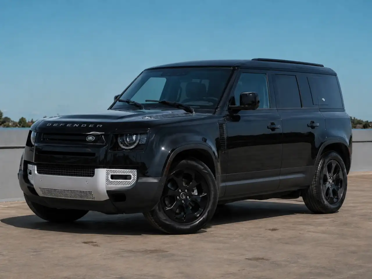 Land Rover Defender - Image 1
