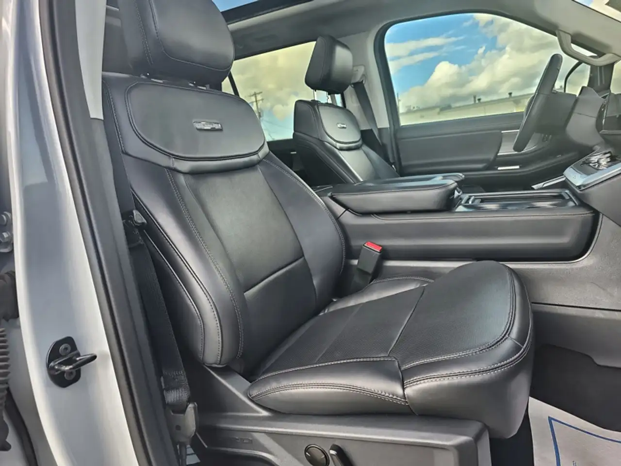 Ford Expedition - Image 27