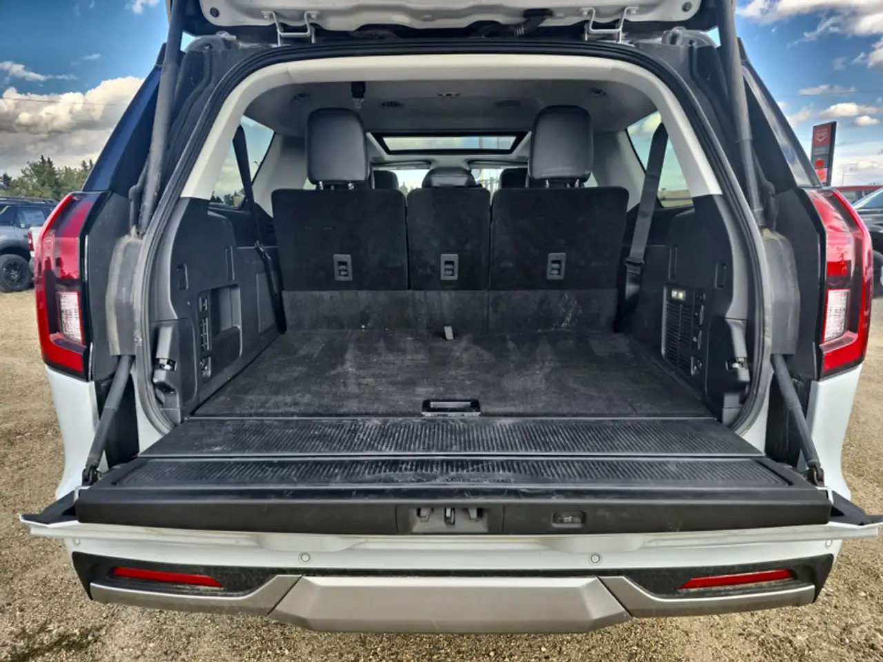 Ford Expedition - Image 20
