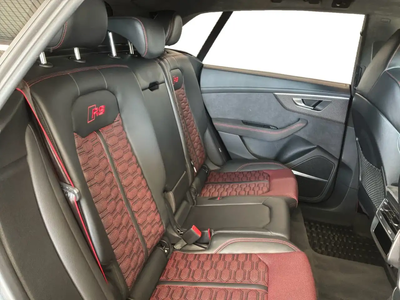Audi RS Q8 - Image 14