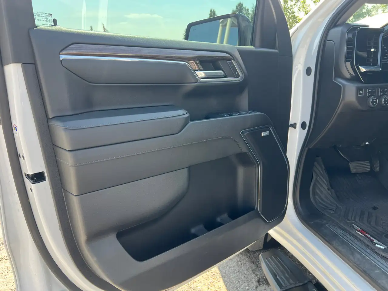 Chevrolet Silverado 1500 - Image 16