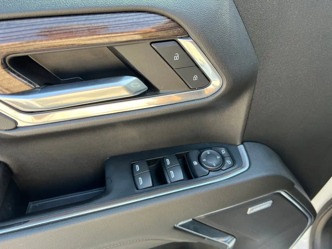 Chevrolet Silverado 1500 - Image 17