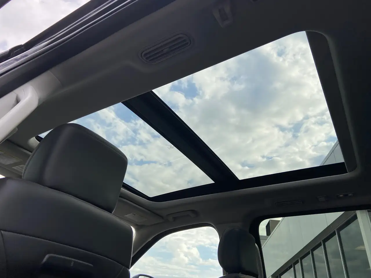 Ford Expedition - Image 30