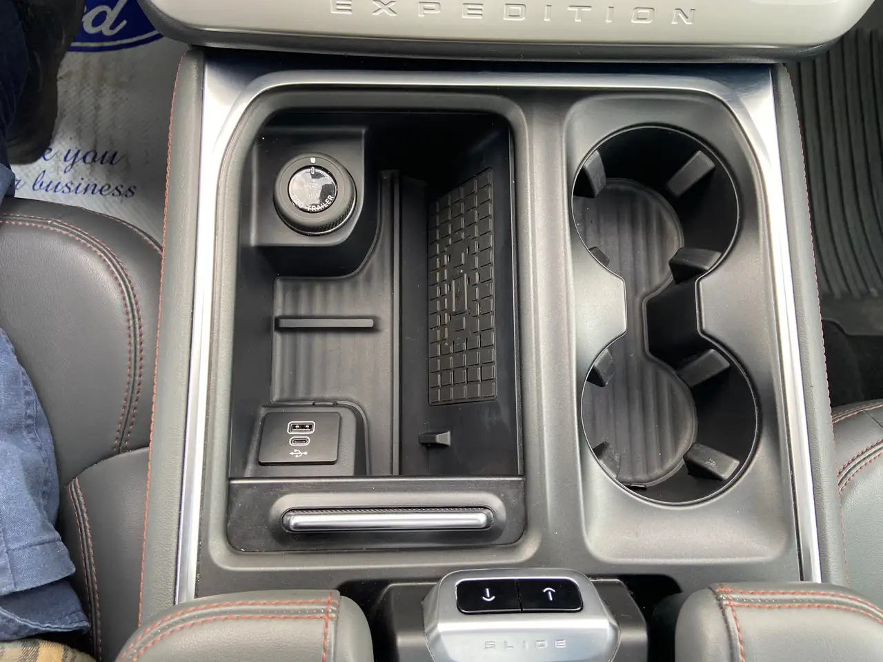 Ford Expedition - Image 26