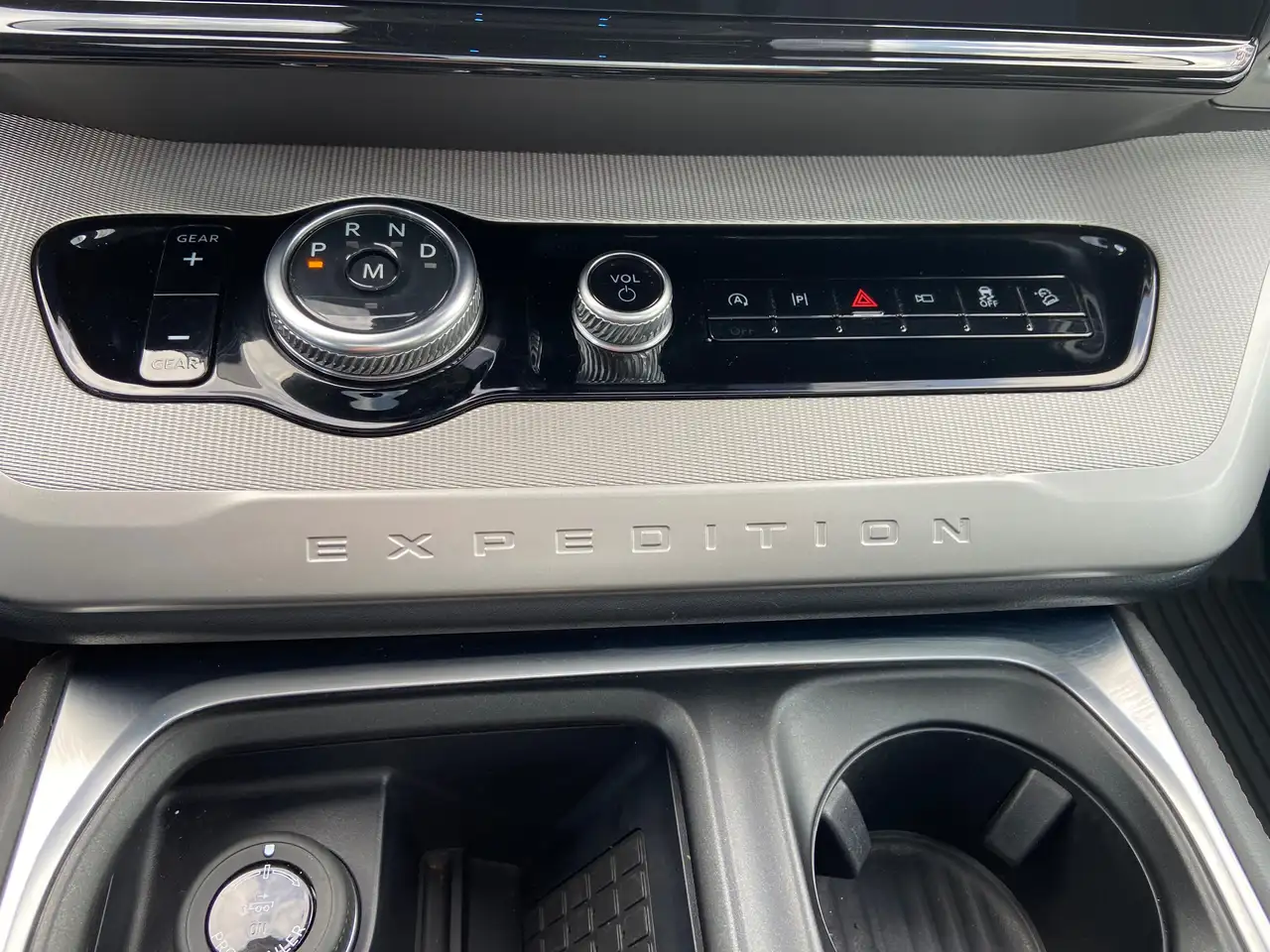 Ford Expedition - Image 25