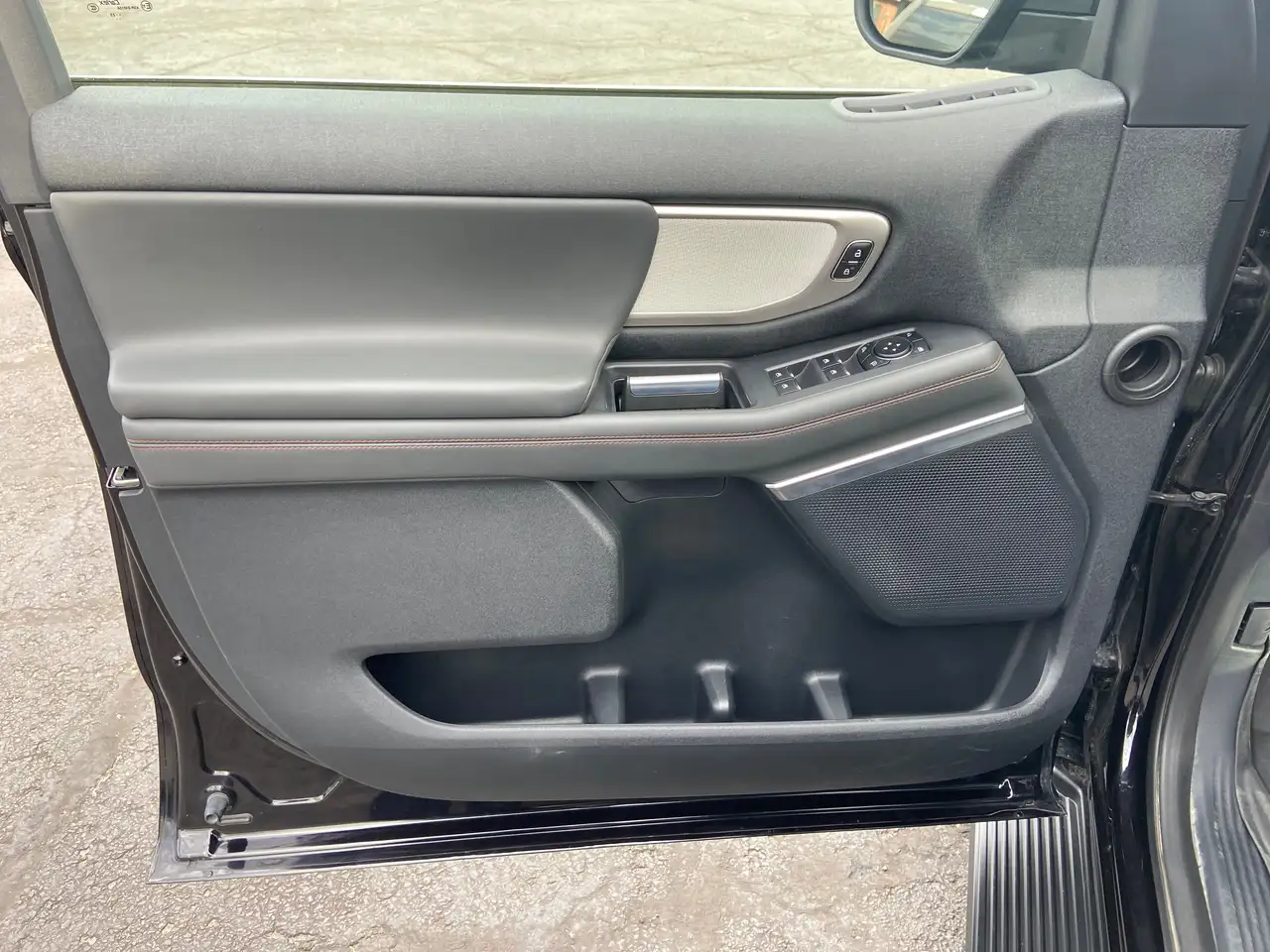 Ford Expedition - Image 11