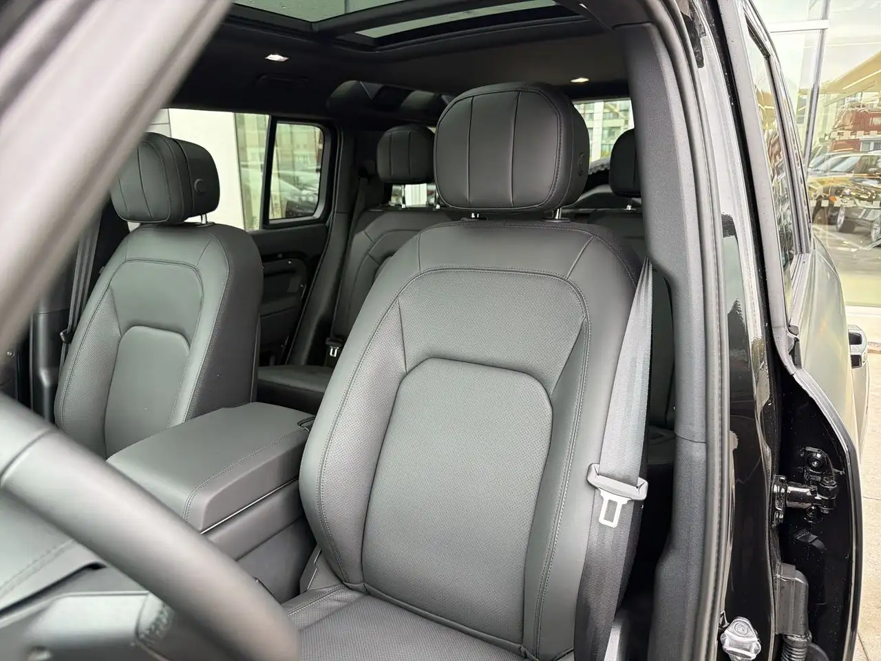 Land Rover Defender - Image 8