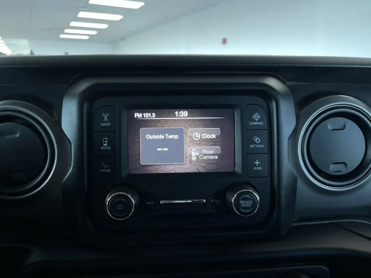 Jeep Wrangler - Image 27