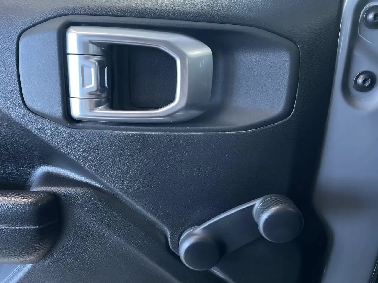 Jeep Wrangler - Image 12