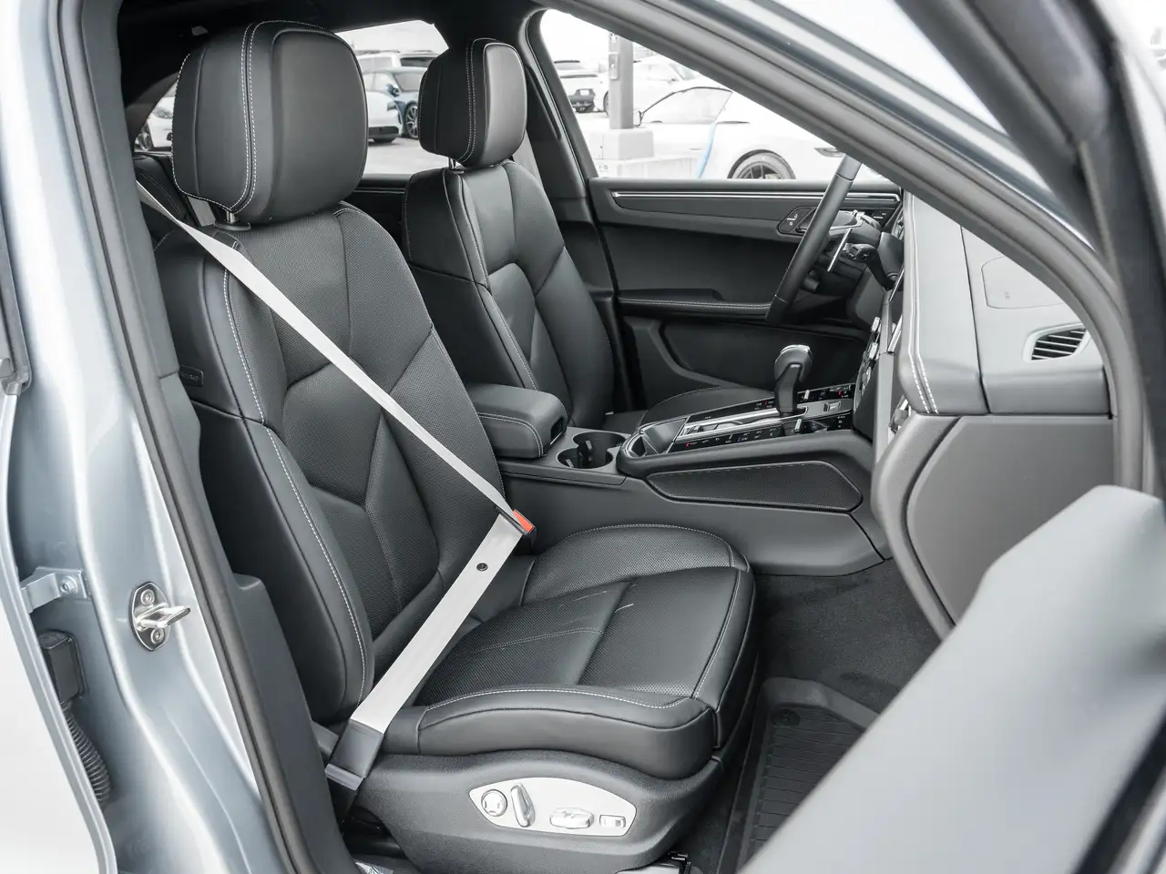 Porsche Macan - Image 31