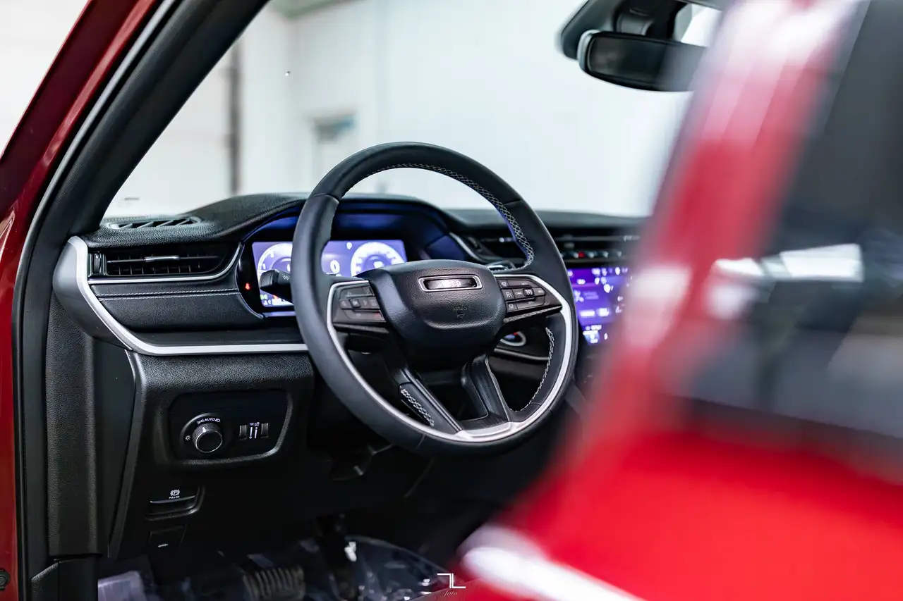 Jeep Grand Cherokee - Image 11