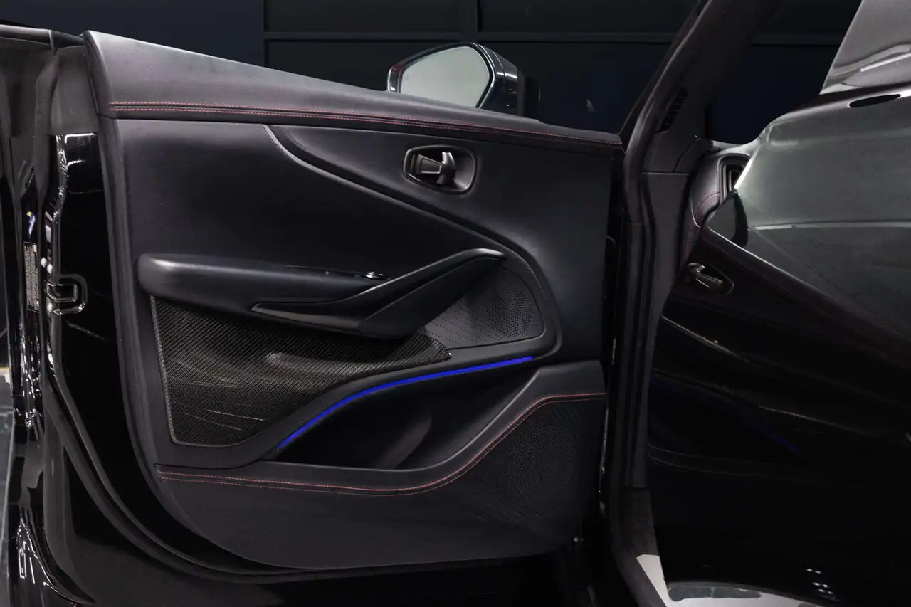 Aston Martin DBX - Image 19