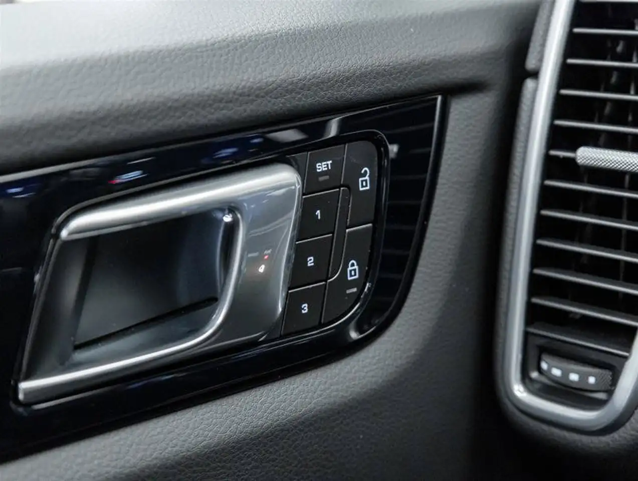 Porsche Cayenne - Image 28