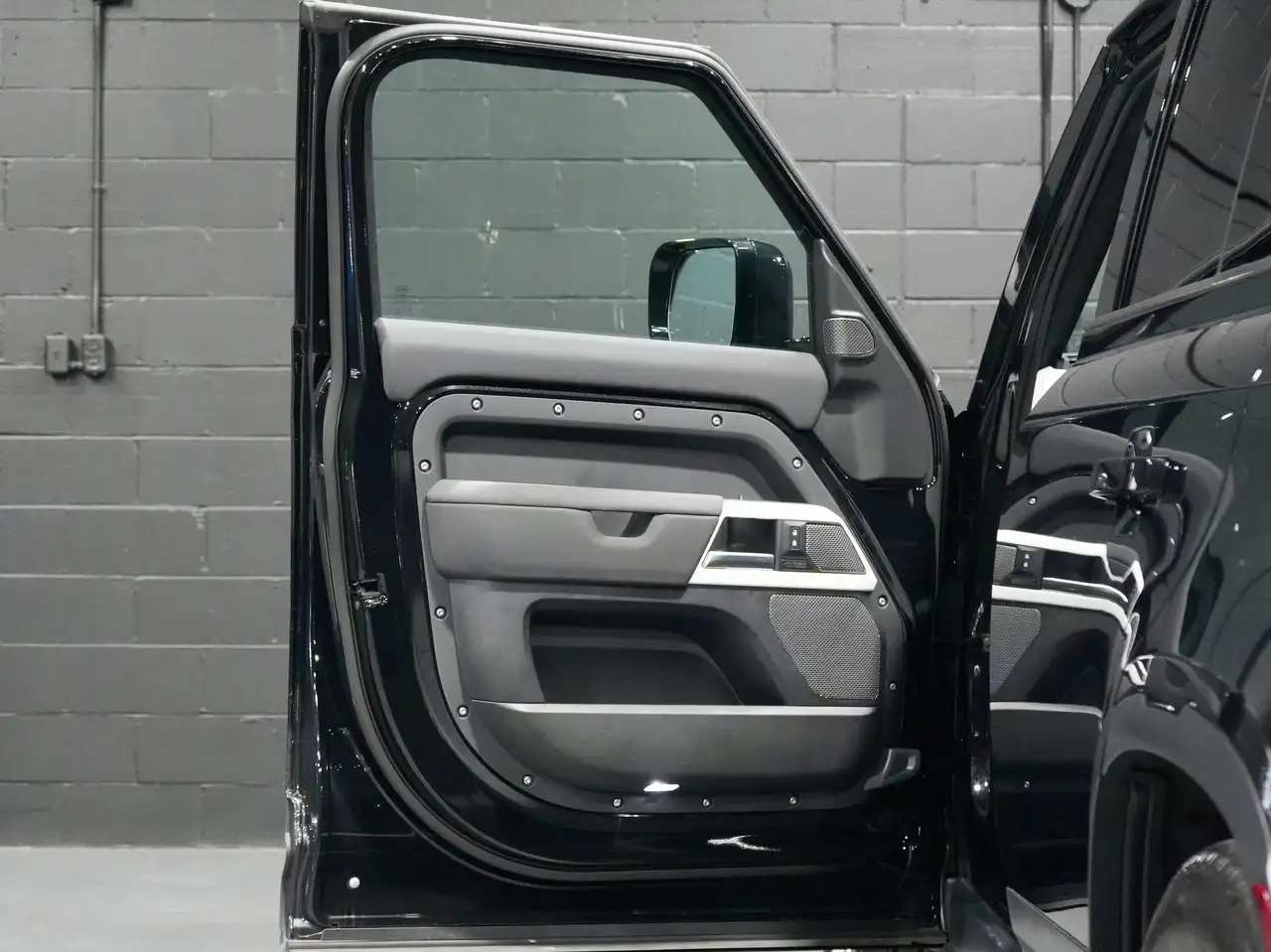 Land Rover Defender - Image 14