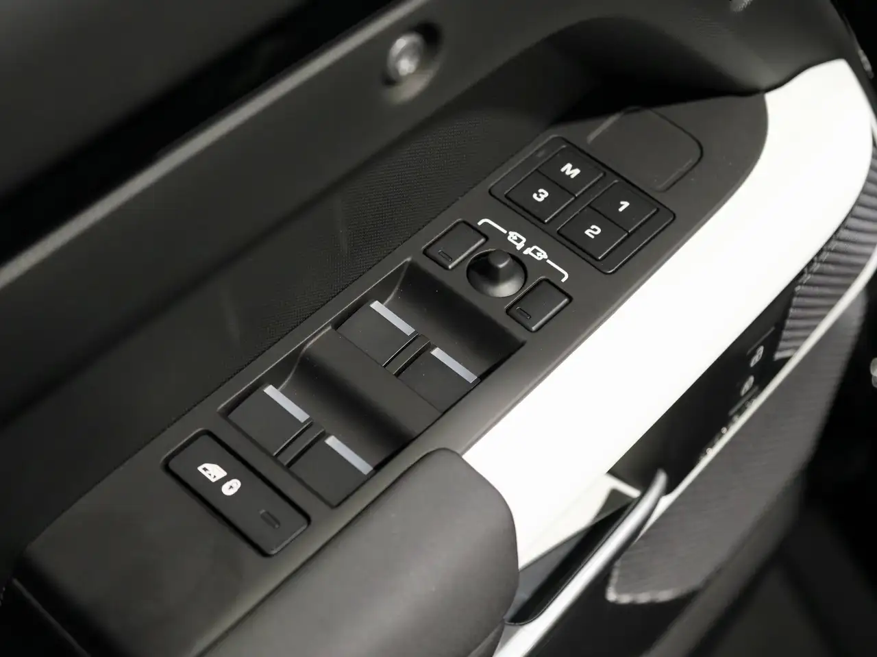 Land Rover Defender - Image 19