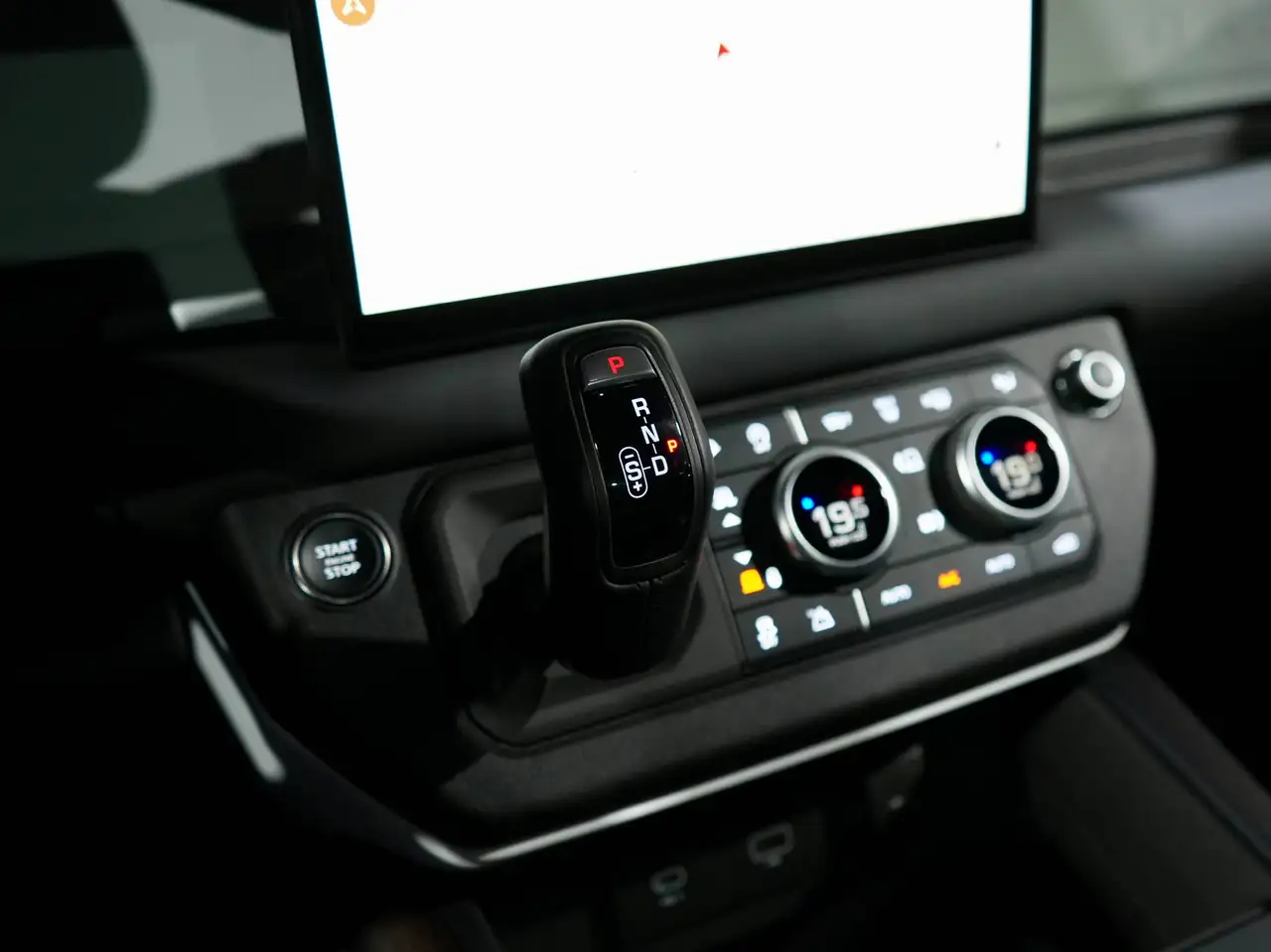Land Rover Defender - Image 31