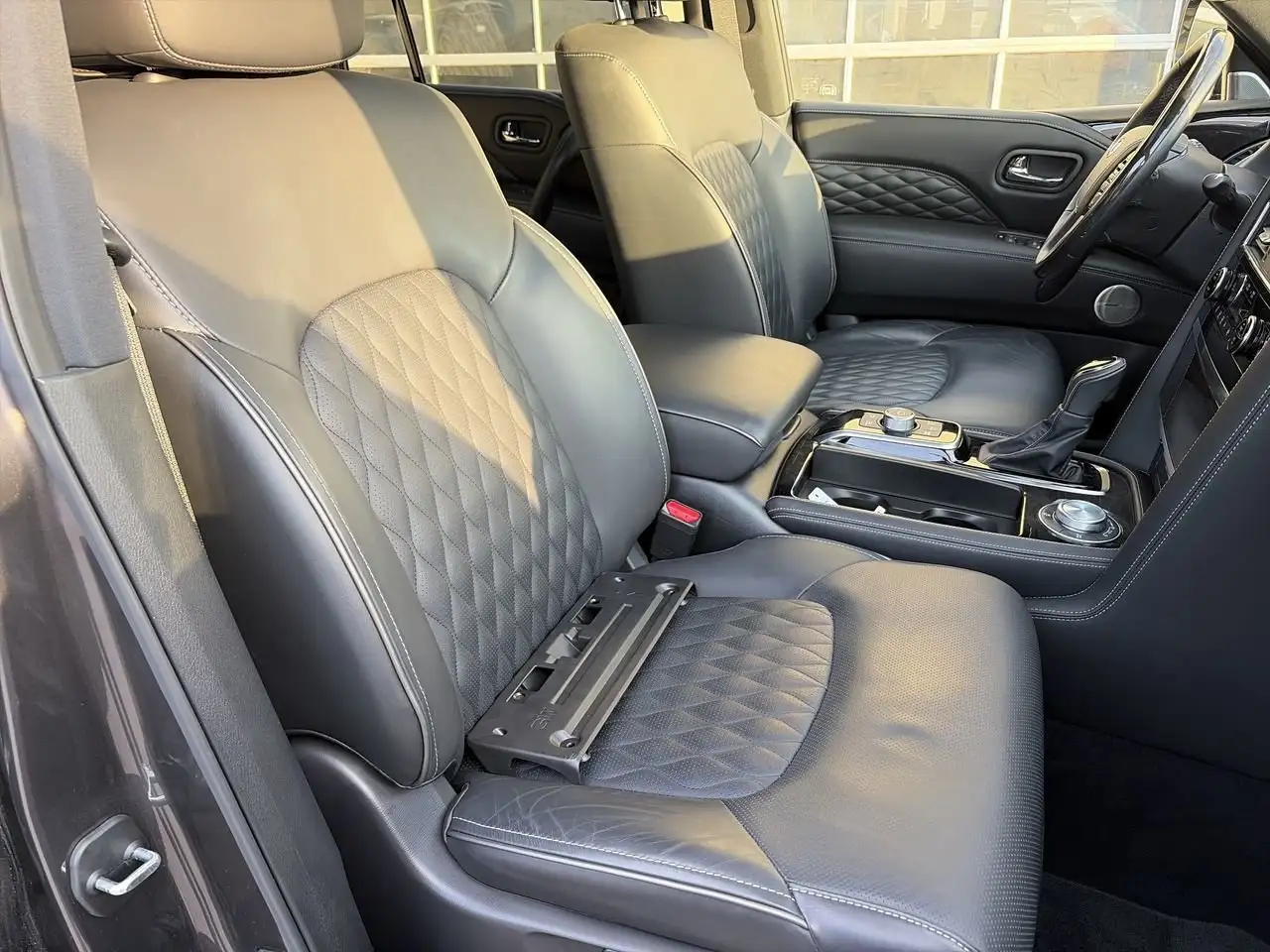 Infiniti QX80 - Image 34