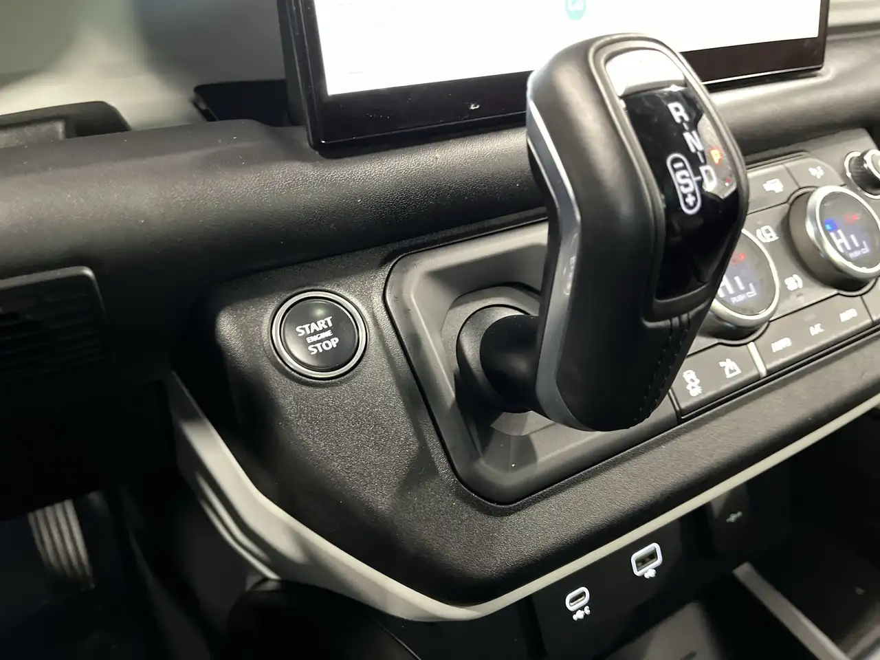 Land Rover Defender - Image 20