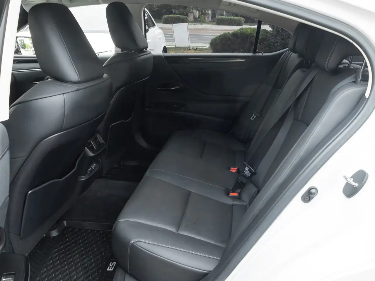 Lexus ES - Image 22