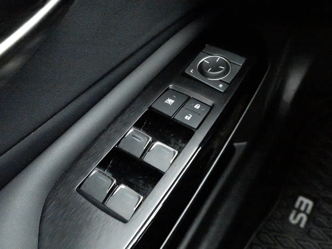 Lexus ES - Image 16
