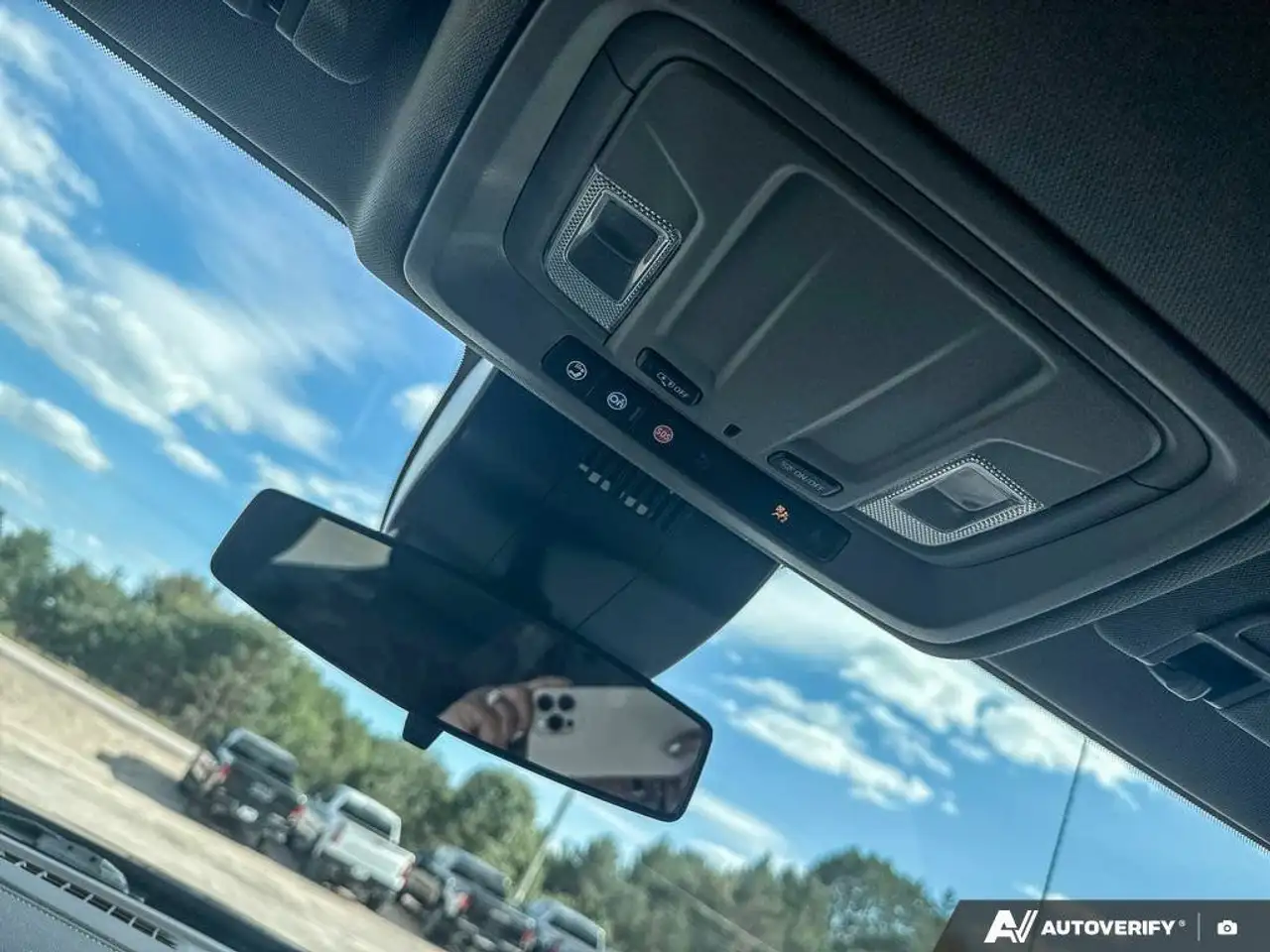 Chevrolet Silverado 1500 - Image 24