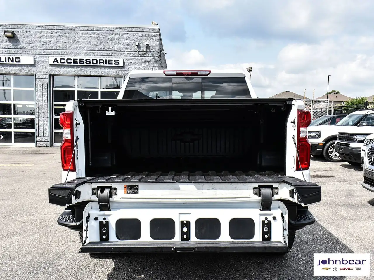 Chevrolet Silverado 1500 - Image 10