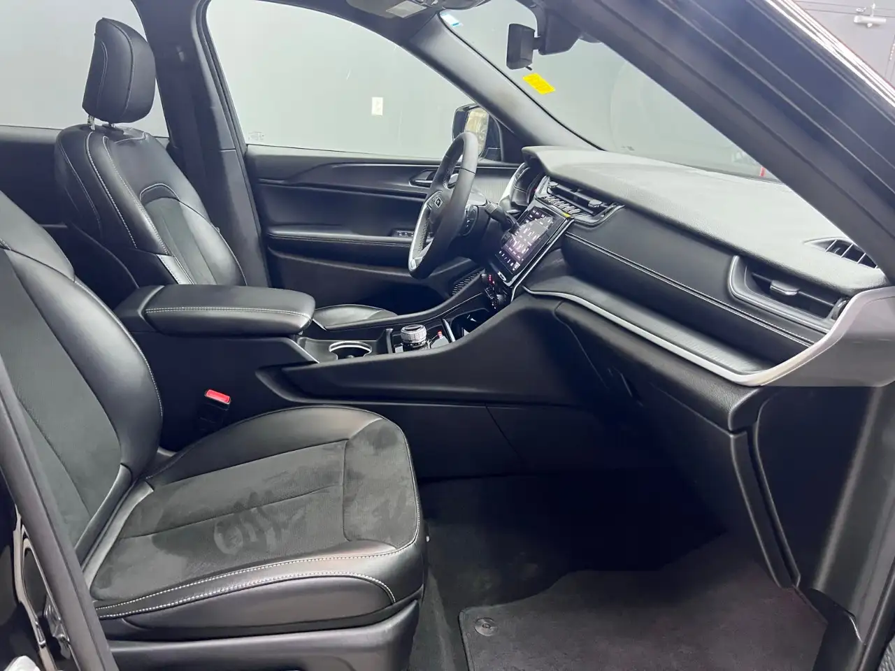 Jeep Grand Cherokee - Image 13