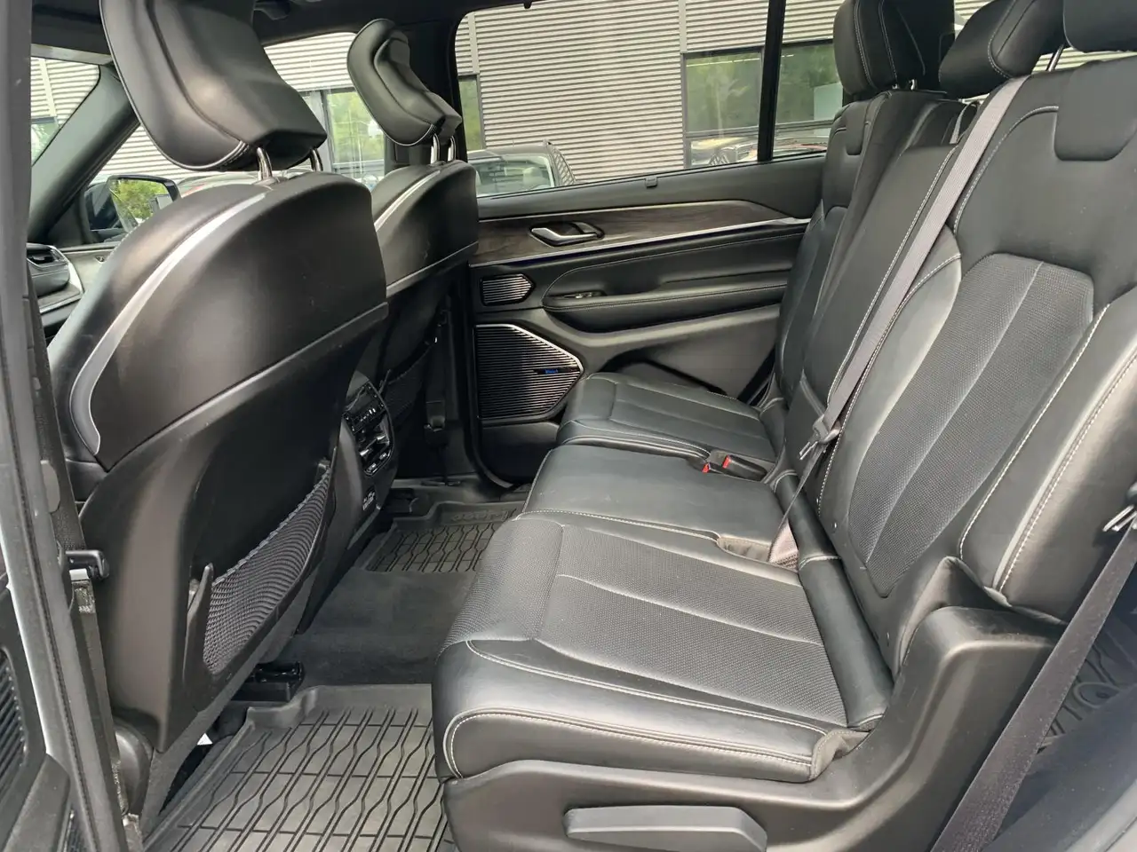 Jeep Grand Cherokee - Image 10