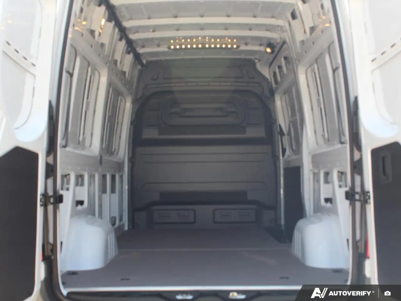 Mercedes-Benz Sprinter - Image 10