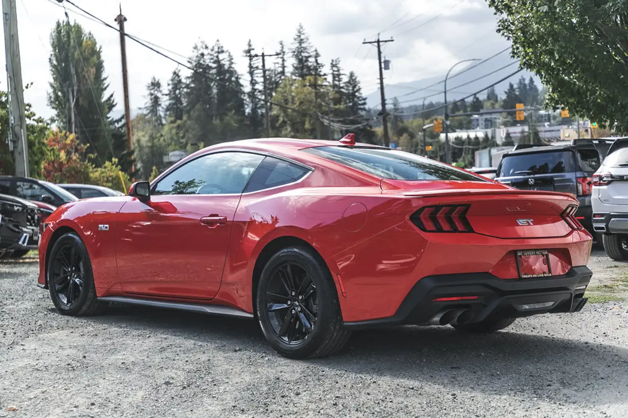 Ford Mustang - Image 7