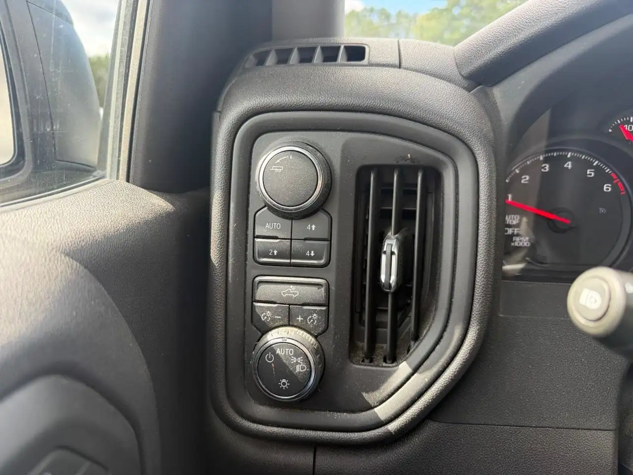 Chevrolet Silverado 1500 - Image 13